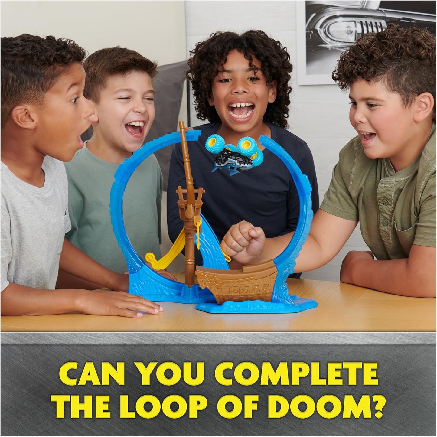 Monster Jam - Megalodon Loop of Doom Stunt Playset