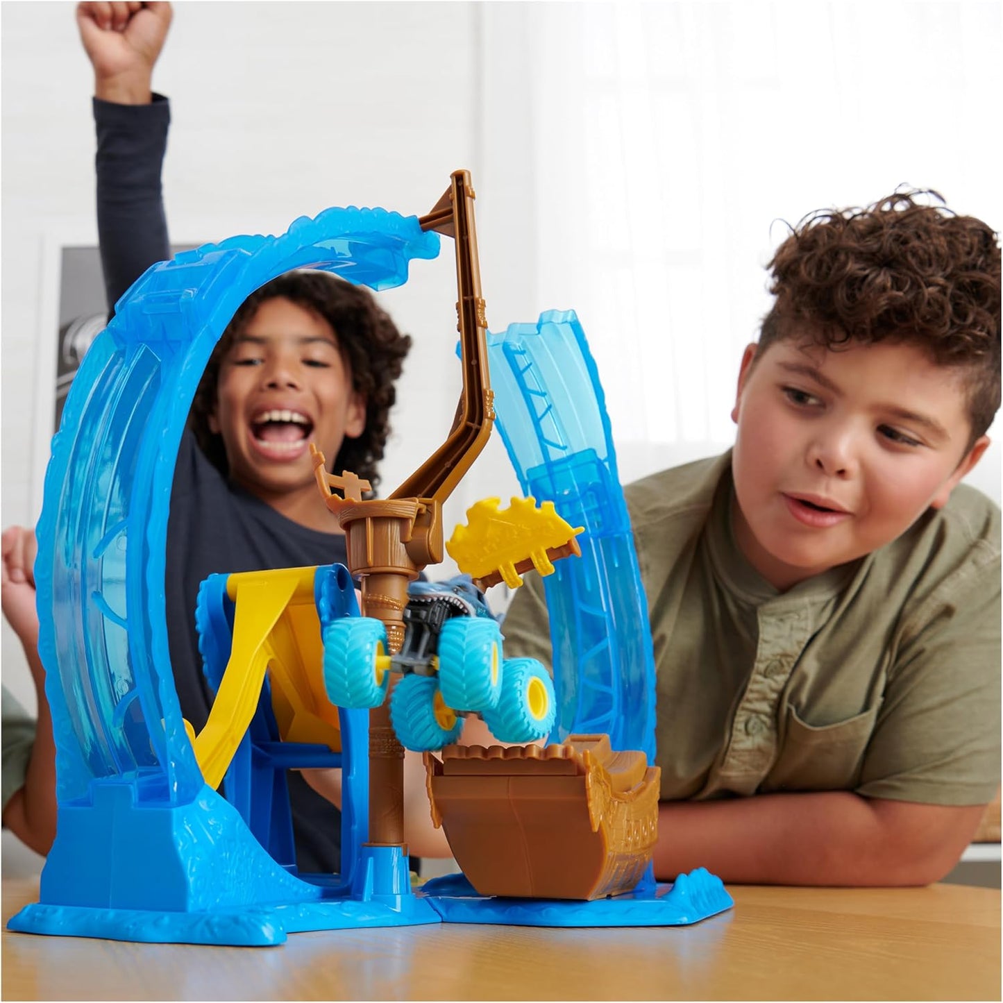 Monster Jam - Megalodon Loop of Doom Stunt Playset