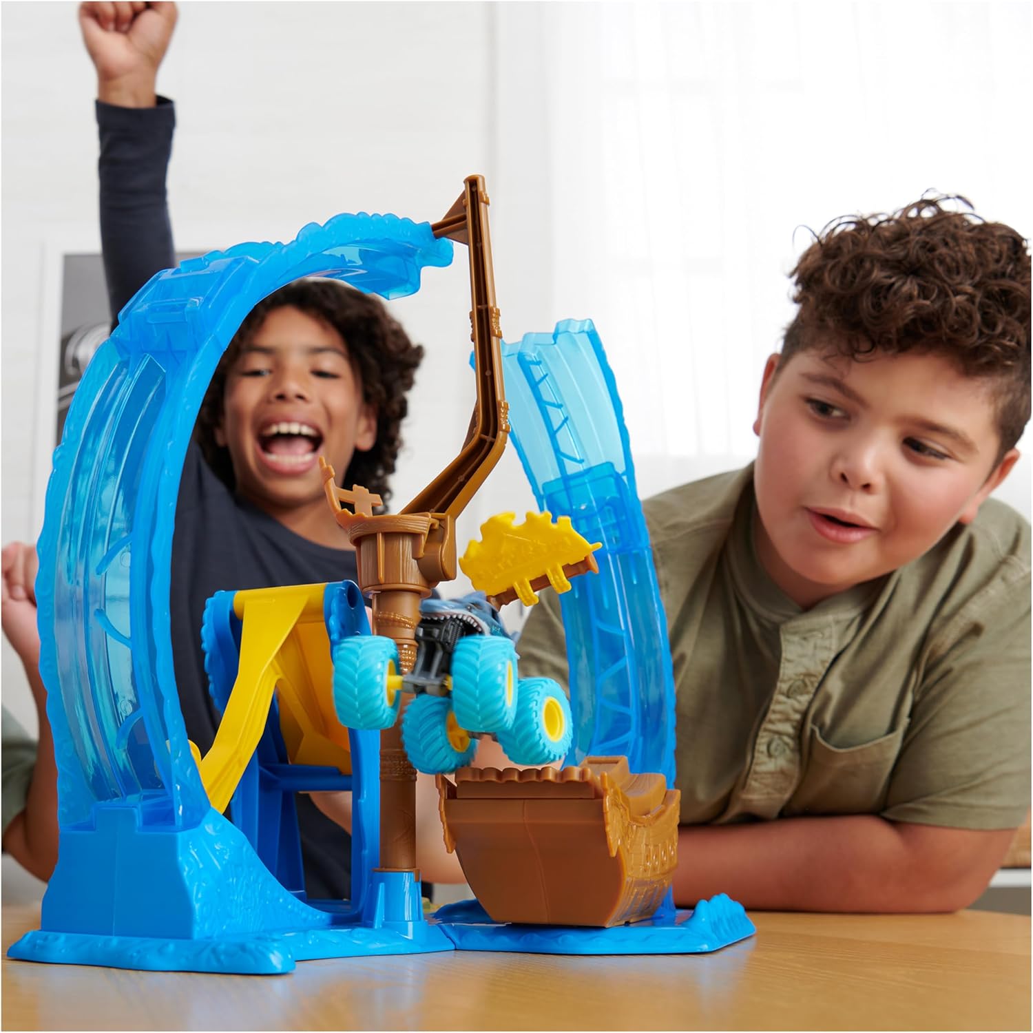 Monster Jam - Megalodon Loop of Doom Stunt Playset